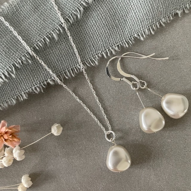 Baroque Style ivory pearl drop earrings for Mother's Day, wedding day, bridesmaids
